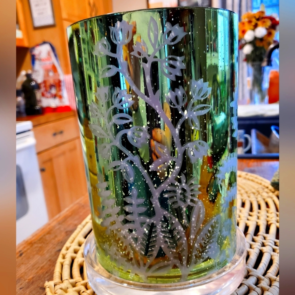 Partylite beautiful tiered tea light candle holder, glass with frosted flowers